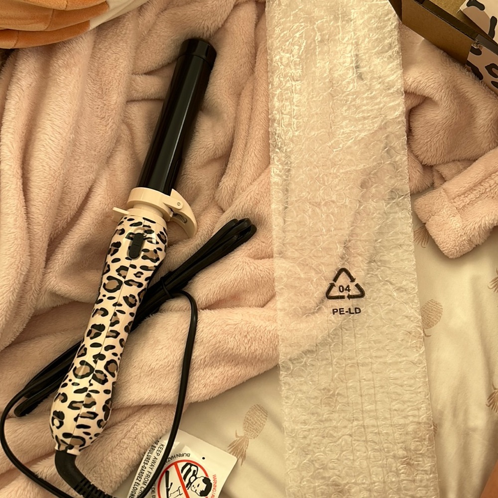 Beachwaver curler 1.25inch barrel. Cheetah print.